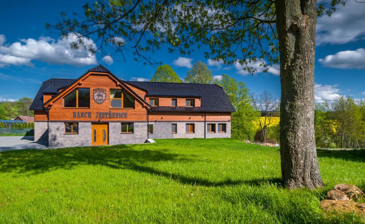 Hotel Ranch Jestrebice Hermanicky Exterior foto